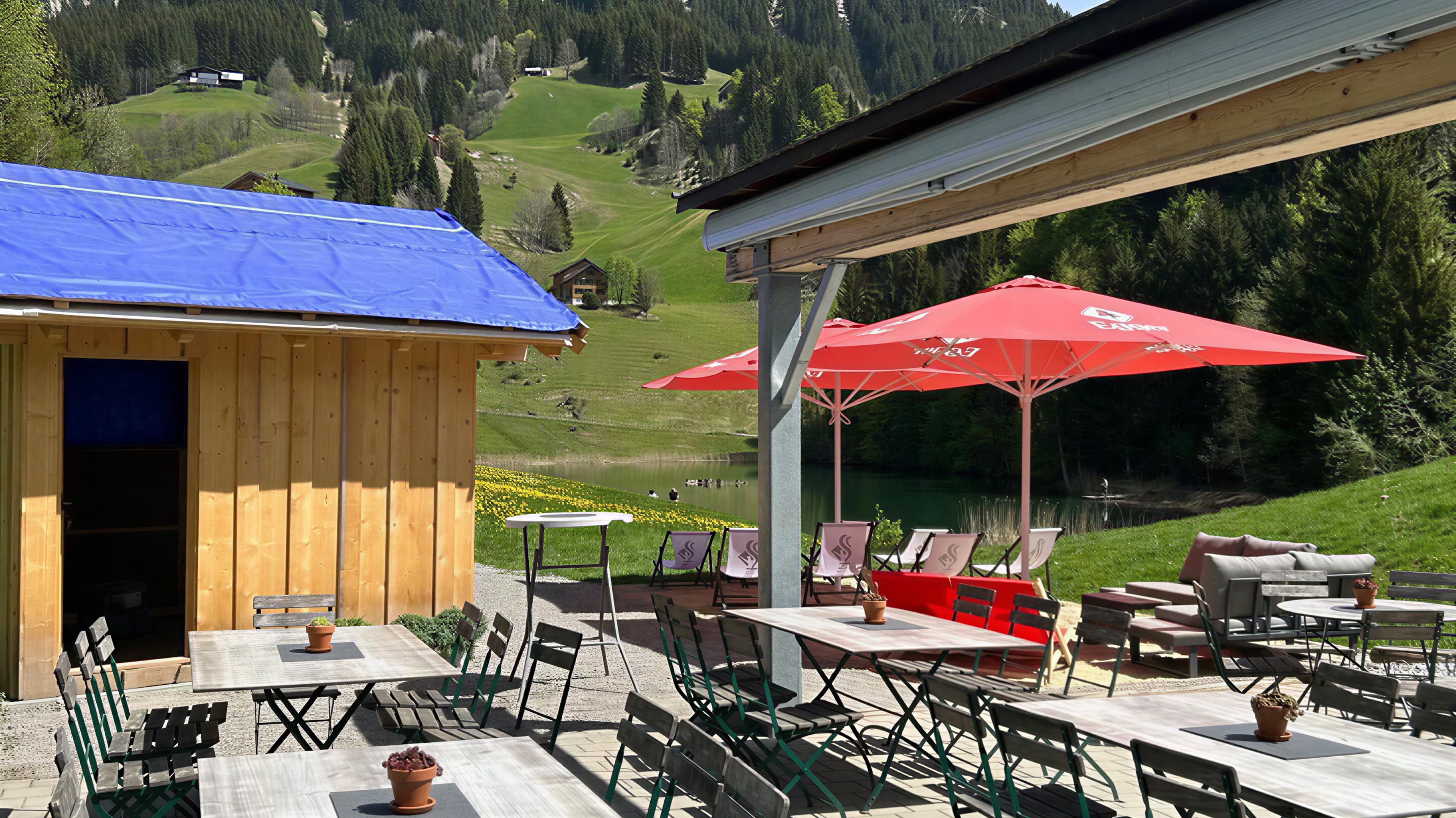 Die Terrasse des Bistros mit Blick auf den Seewaldsee